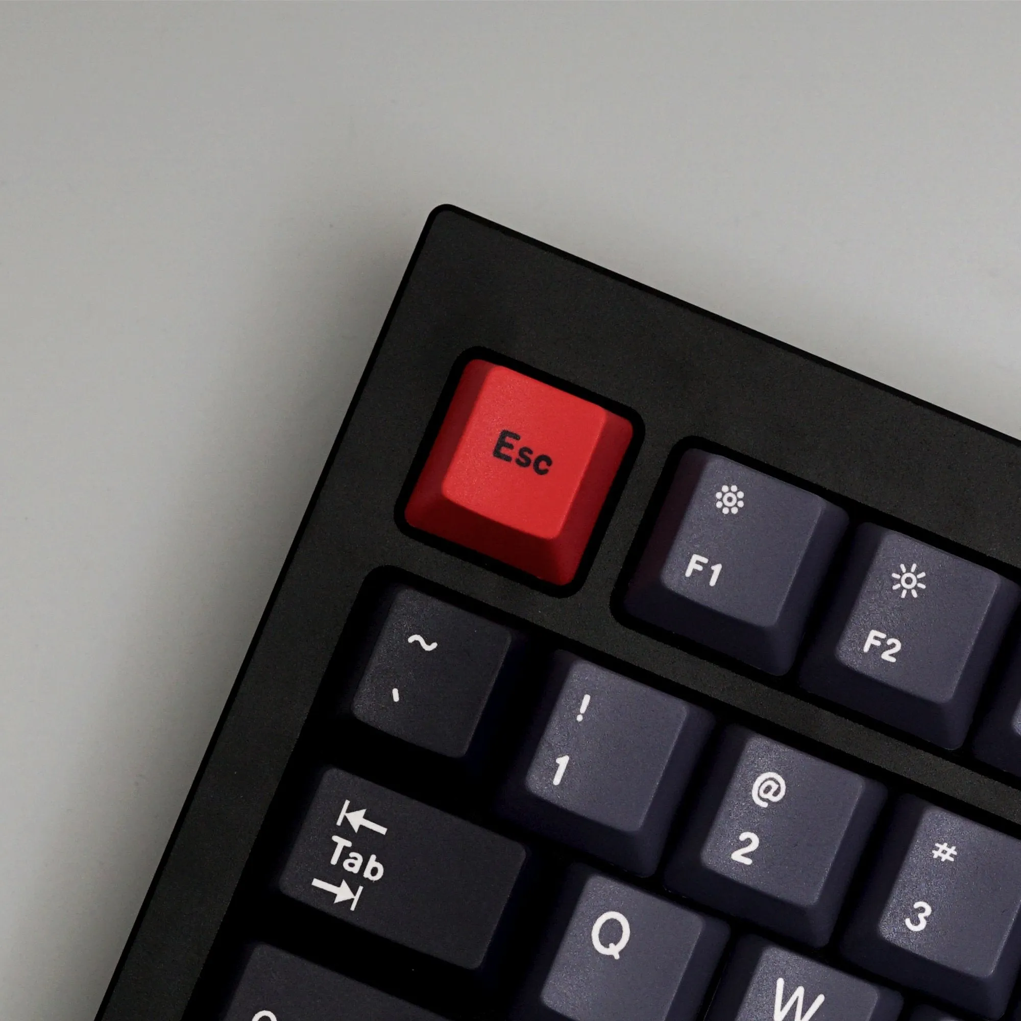 Custom Q1 QMK Mechanical Keyboard (Q1 Carbon Black)( Dolch Red Keycap)